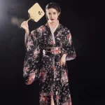 Kimono fleuri noir pour femme, style japonais élégant