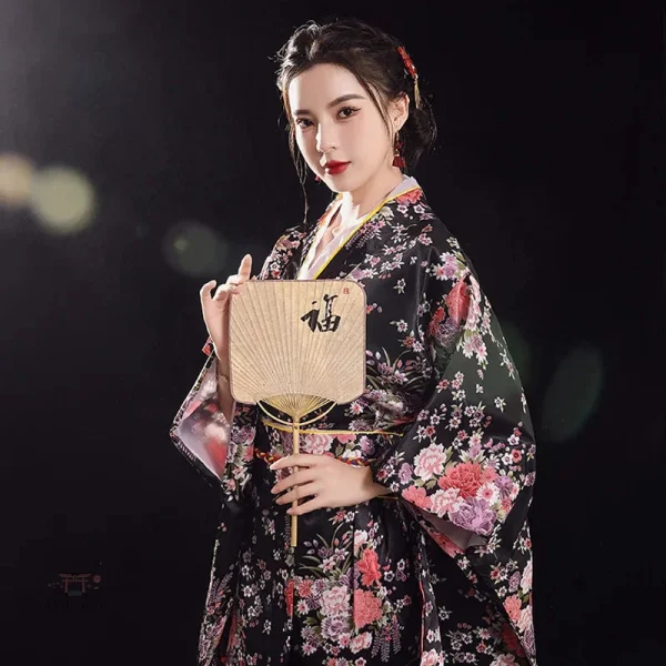 Kimono japonais noir avec motifs floraux pour femme