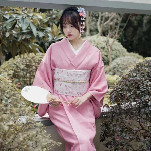 Kimono fleuri rose élégant pour un look japonais