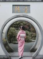 Vêtement traditionnel féminin en rose avec motifs floraux