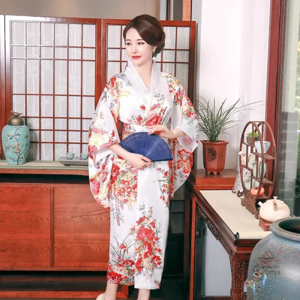 Kimono japonais élégant en blanc