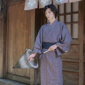 Kimono traditionnel japonais avec motifs authentiques