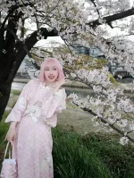Kimono féminin rose au style japonais traditionnel