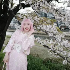 Kimono féminin rose au style japonais traditionnel