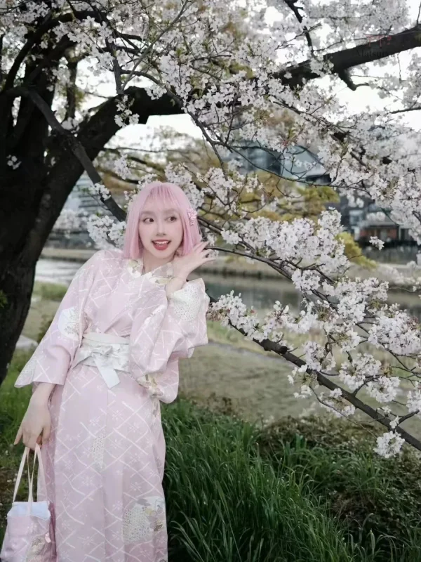 Kimono féminin rose au style japonais traditionnel