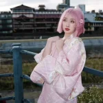 Vêtement traditionnel japonais en rose pour femme