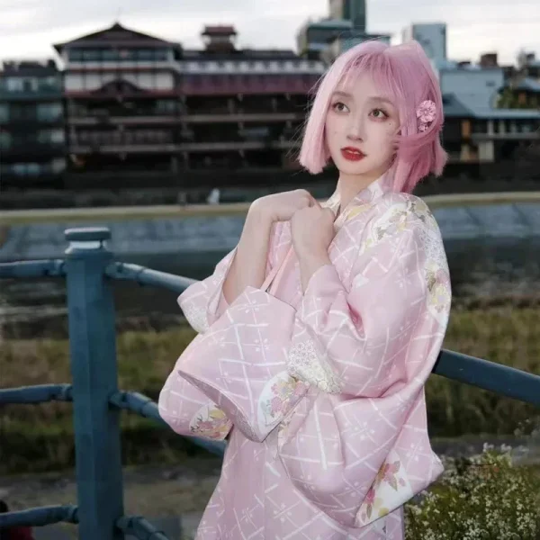 Vêtement traditionnel japonais en rose pour femme