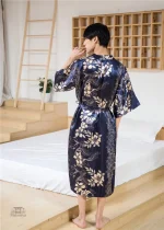 Kimono élégant en satin pour homme