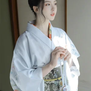 Kimono blanc élégant traditionnel pour femme