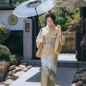 Kimono traditionnel femme jaune élégant