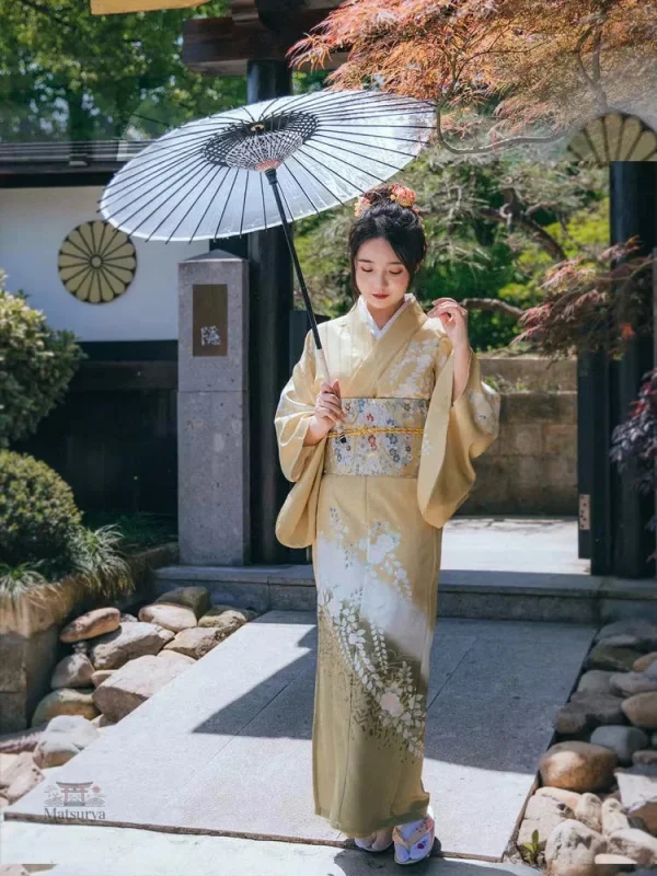 kimono-traditionnel-femme-jaune-1 Kimono traditionnel femme jaune élégant