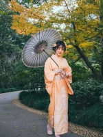 Kimono traditionnel femme orange en tissu léger
