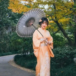 Kimono traditionnel femme orange en tissu léger