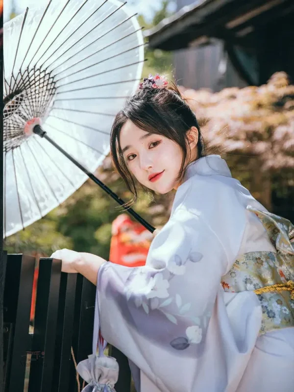 Vêtement traditionnel japonais en violet