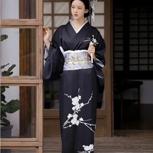 Kimono traditionnel noir à fleurs pour femme
