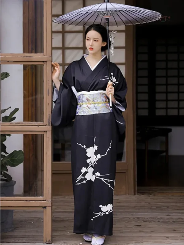 kimono-traditionnel-japonais-noir-a-fleurs-1 Kimono traditionnel noir à fleurs pour femme