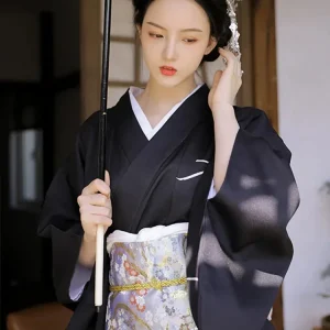 Kimono noir élégant avec motifs floraux