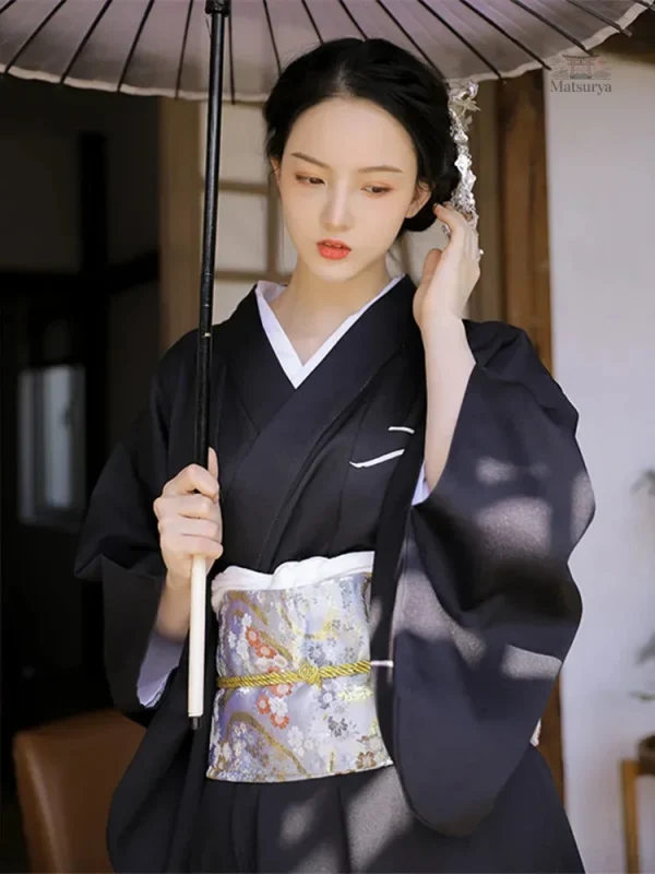 Kimono noir élégant avec motifs floraux