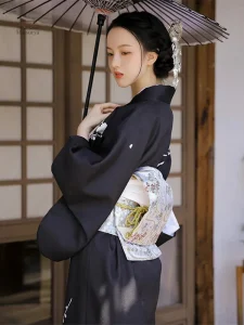 Vêtement japonais femme, kimono noir fleuri