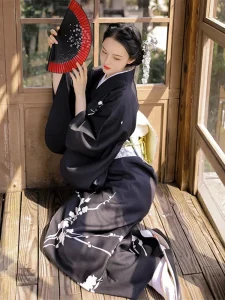 Kimono femme, design floral sur fond noir