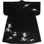 Kimono traditionnel japonais avec fleurs colorées