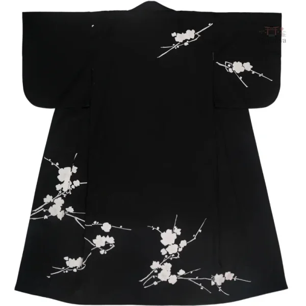Kimono traditionnel japonais avec fleurs colorées