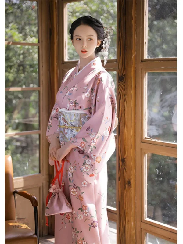 kimono-traditionnel-rose-motifs-floraux-1 Kimono rose avec motifs floraux pour femme