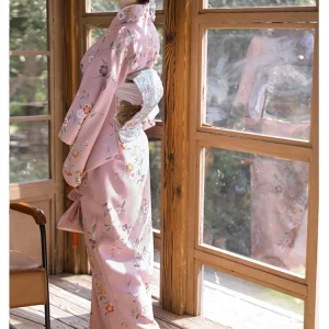 Kimono traditionnel japonais en rose
