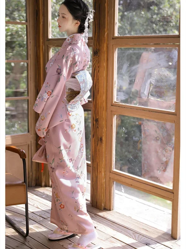 Kimono traditionnel japonais en rose