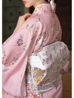 Vêtement féminin en kimono avec motifs floraux