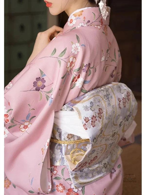 Vêtement féminin en kimono avec motifs floraux