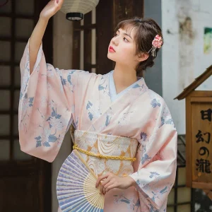 Kimono traditionnel rose pastel pour femme