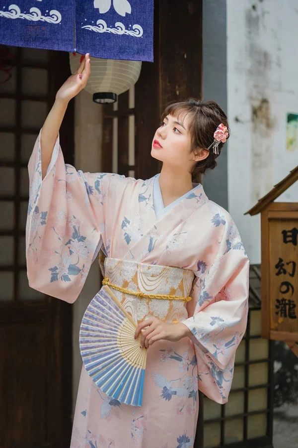 kimono-traditionnel-rose-pastel-1 Kimono traditionnel rose pastel pour femme