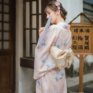 Vêtement japonais en rose pastel, style kimono femme