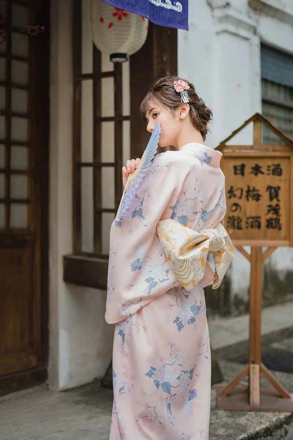 Vêtement japonais en rose pastel, style kimono femme
