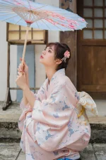 Kimono japonais élégant, teinte rose pastel