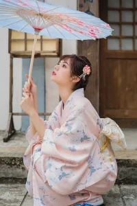 Kimono japonais élégant, teinte rose pastel
