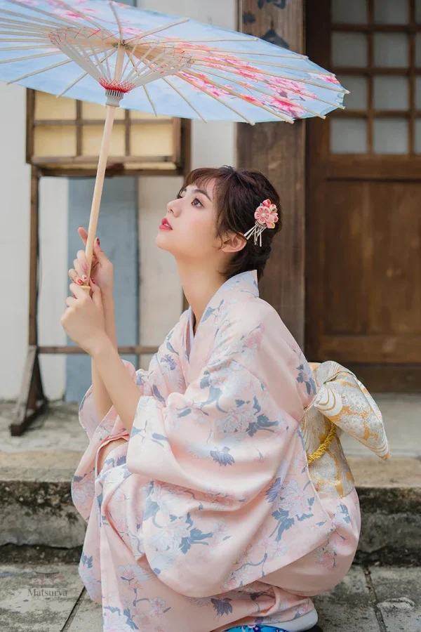 Kimono japonais élégant, teinte rose pastel