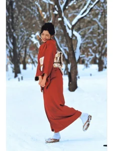Vêtement japonais élégant en rouge