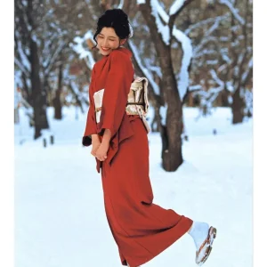 Vêtement japonais élégant en rouge