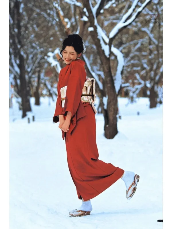 Vêtement japonais élégant en rouge
