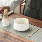 Ingrédients et outils pour une préparation de matcha parfaite