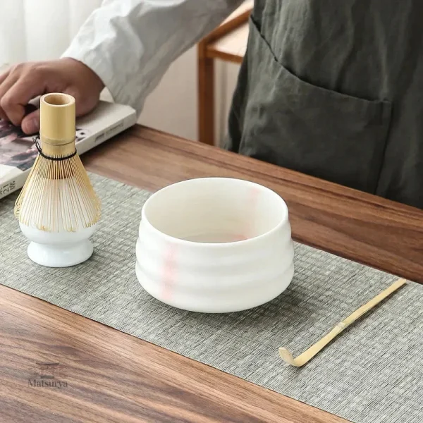 Ingrédients et outils pour une préparation de matcha parfaite