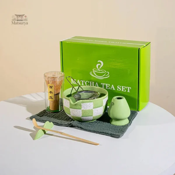 Kit de thé matcha avec design à carreaux élégant
