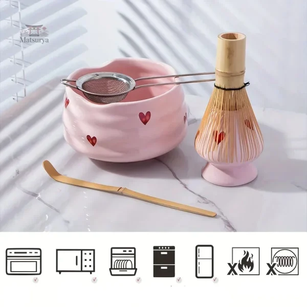 Élégant kit de matcha avec motif cœur