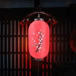 Lanterne en papier délicate avec cerisiers en fleurs