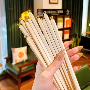 Lot de baguettes originales en vaisselle japonaise
