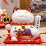 Maneki Neko en style japonais avec patte levée