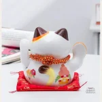 Maneki Neko en céramique avec patte levée
