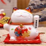 Maneki Neko traditionnel à la patte droite